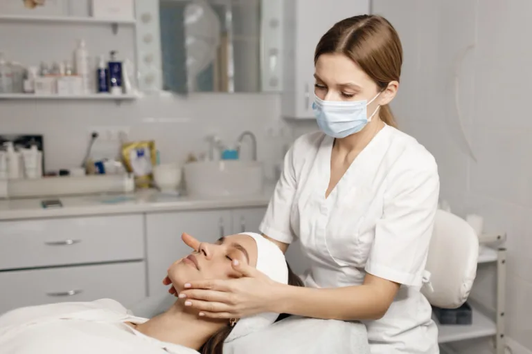 Read more about the article How to Choose the Right Skin Clinic for Your Needs